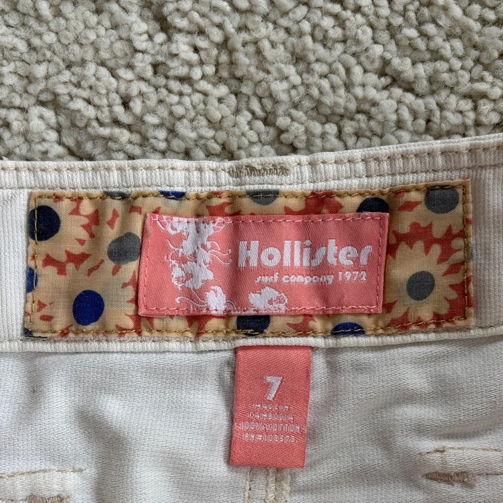 Vintage Hollister Women's Cream Cargo Shorts - Picture 2 of 12